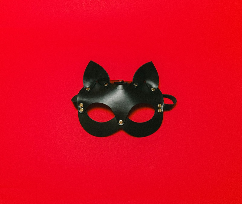 Two adults meeting in a relaxed and friendly atmosphere